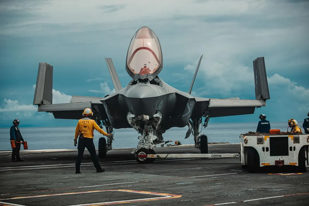 機翼折起的F-35C戰機。(圖/美國海軍)
