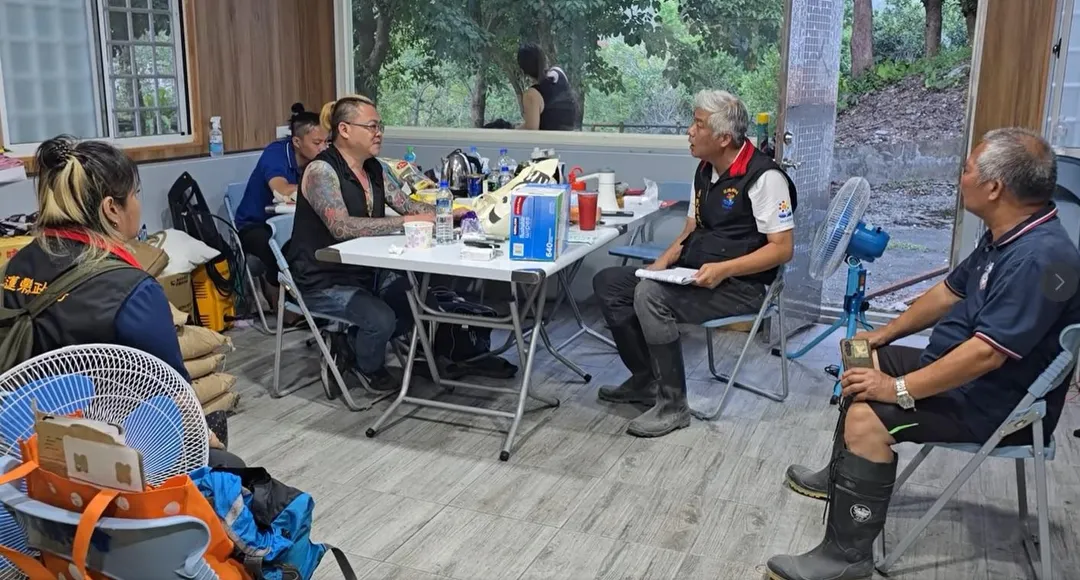 義煮團召集人賴彥汶原本一度送餐給災民遭攔，縣府事後派出原民處長馬呈豪溝通協調誤會已冰釋。（圖／賴彥汶臉書）
