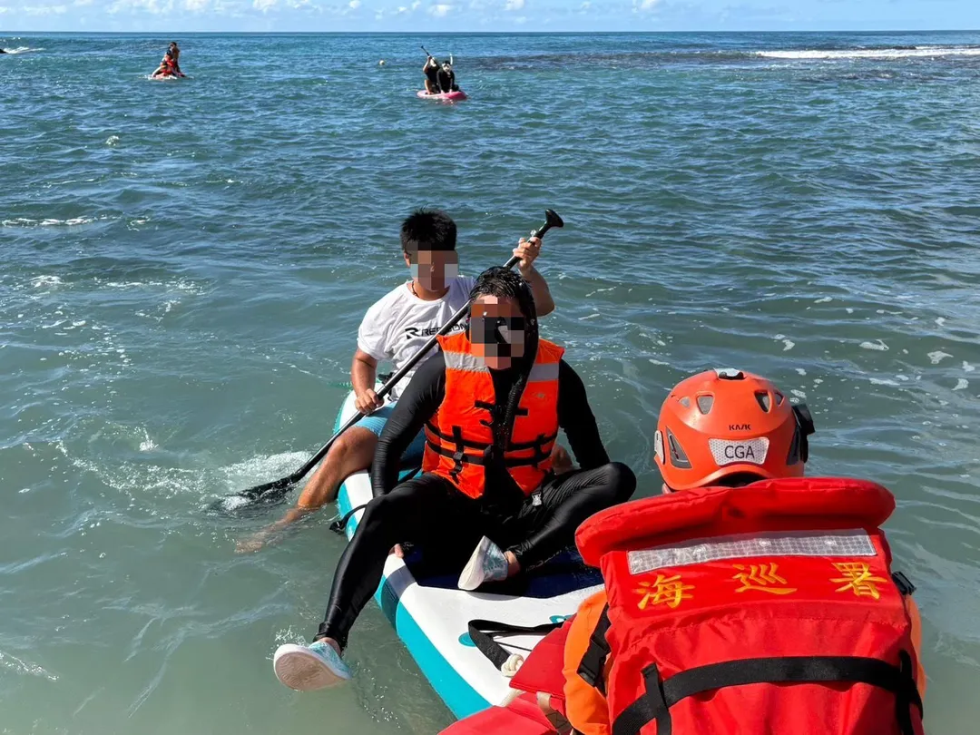 恆春萬里桐29日浮潛意外,15名遊客受離岸流影響無法上岸,幸海巡即時救援,全員安全獲救。(圖/海巡署南部分署第六岸巡隊提供)