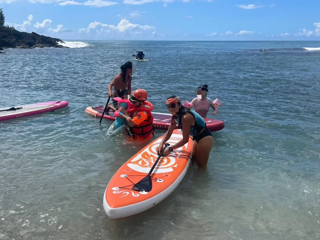 恆春萬里桐29日浮潛意外,15名遊客受離岸流影響無法上岸,幸海巡即時救援,全員安全獲救。(圖/海巡署南部分署第六岸巡隊提供)