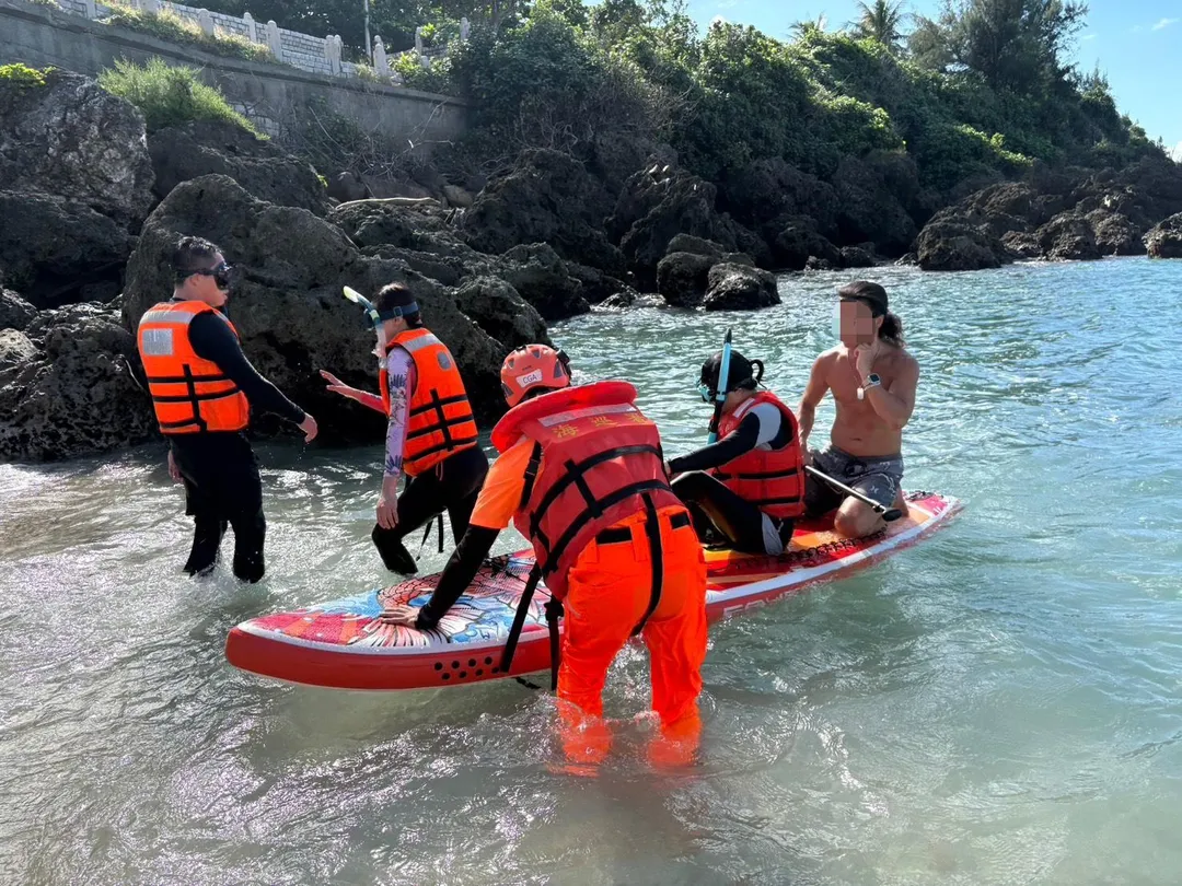 恆春萬里桐29日浮潛意外,15名遊客受離岸流影響無法上岸,幸海巡即時救援,全員安全獲救。(圖/海巡署南部分署第六岸巡隊提供)