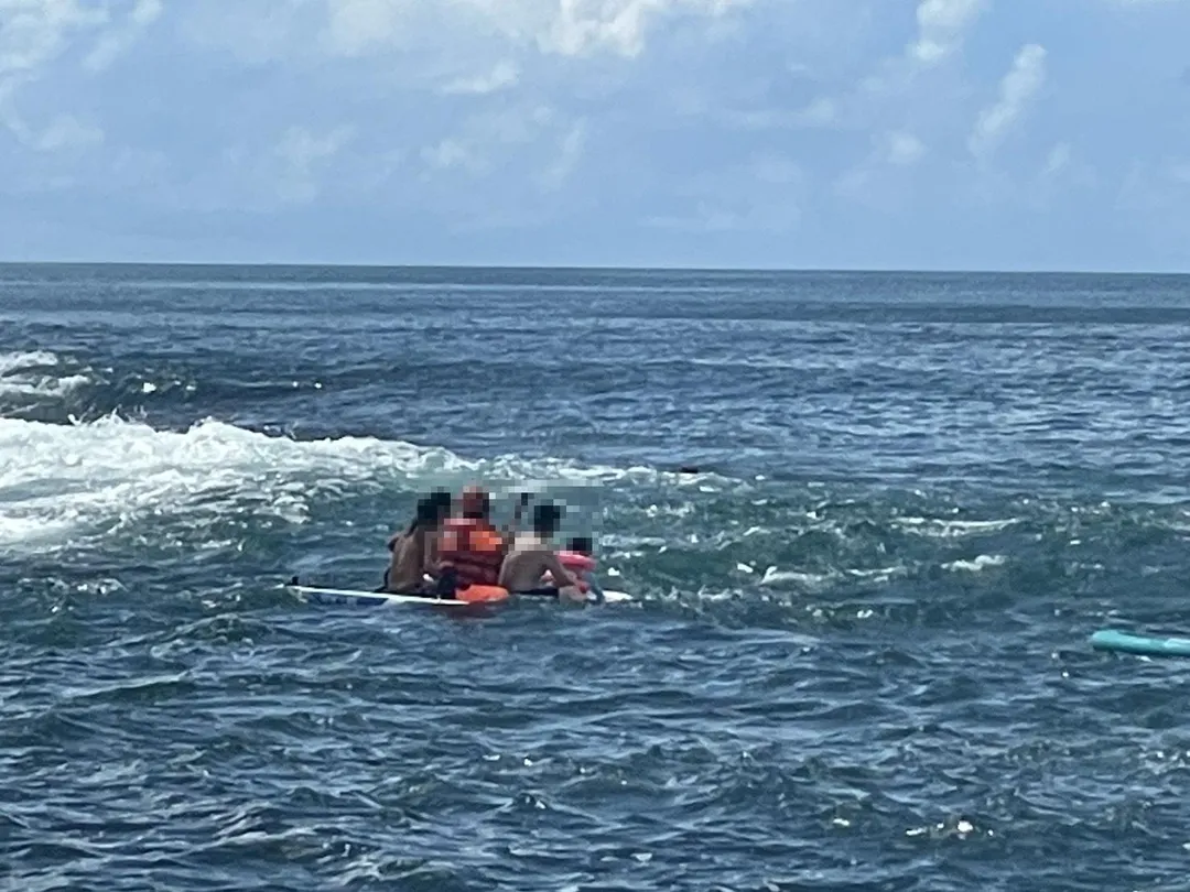 恆春萬里桐29日浮潛意外,15名遊客受離岸流影響無法上岸,幸海巡即時救援,全員安全獲救。(圖/海巡署南部分署第六岸巡隊提供)