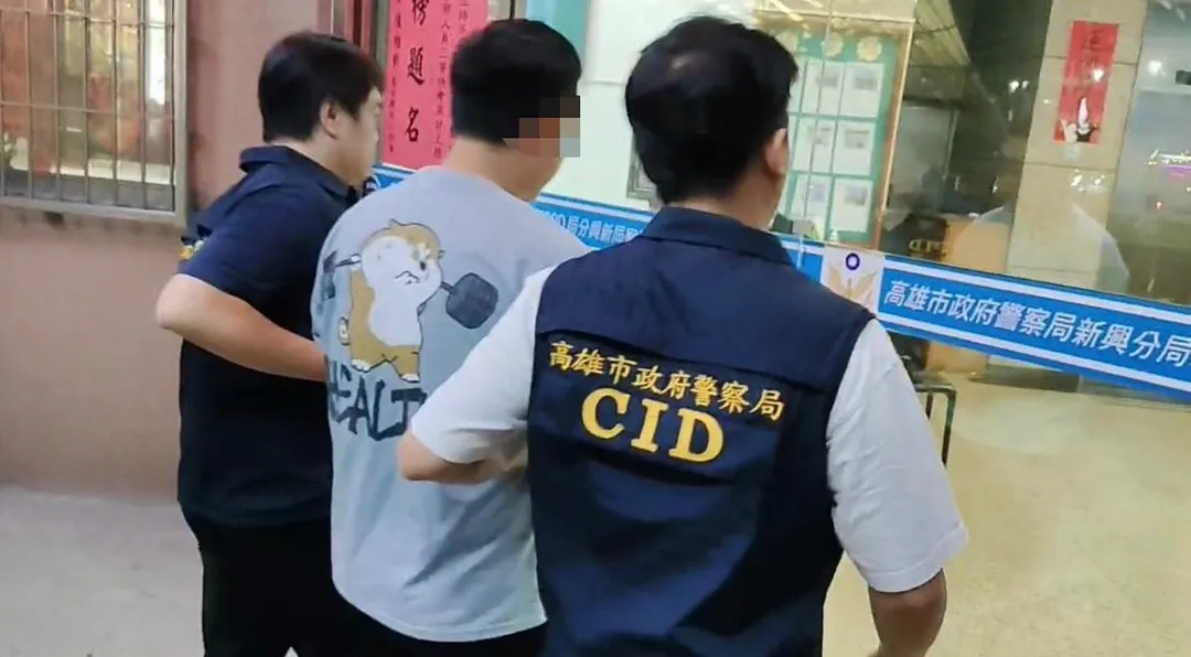 警方追緝籃男（左2）期間連開9槍阻止其離去，一度引起民眾擔心流彈波及無辜。（圖／翻攝畫面）
