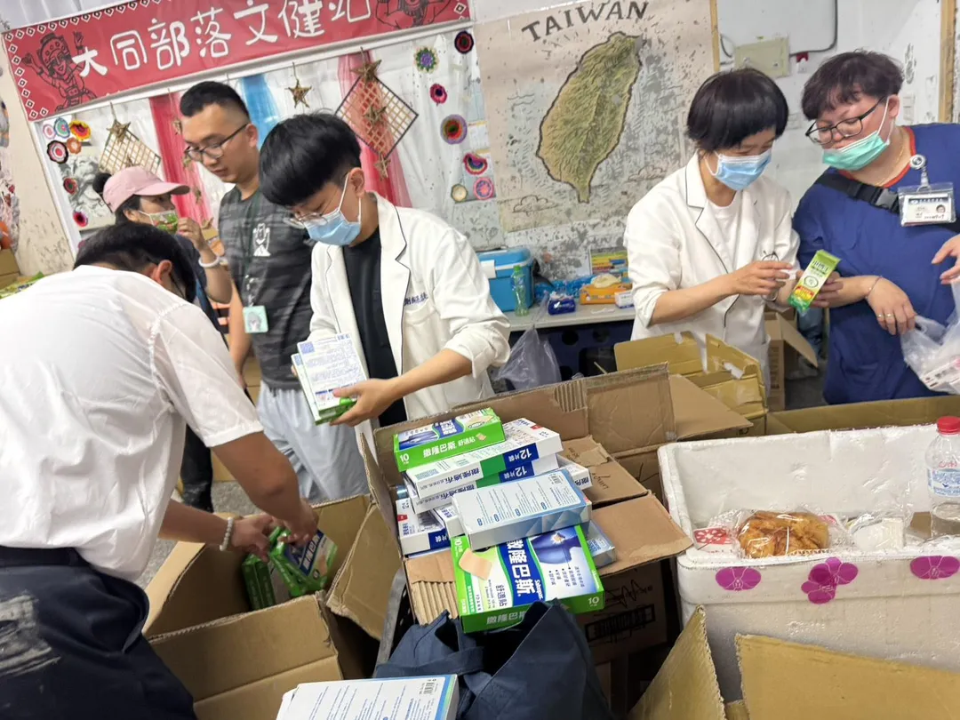 花蓮慈濟醫院指出,目前已在災區現場完成502例清創、縫合等外傷手術。(圖/翻攝自花蓮慈濟醫院臉書)