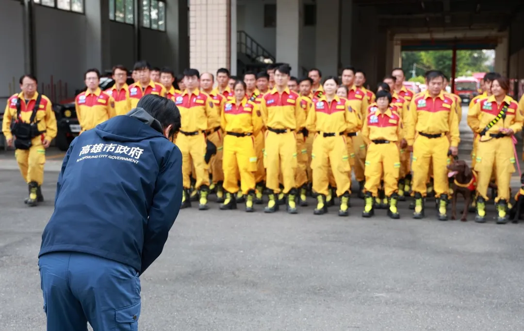 高雄市長陳其邁親自迎接特搜隊員。（圖／陳其邁臉書）