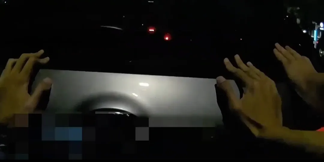 4名員警徒手推動故障車輛，僅花4分鐘就順利讓母子3人離開險境。（圖／翻攝畫面）