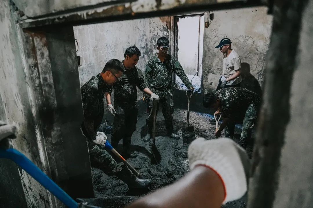 國軍前往災區協助清淤。（圖／卓榮泰臉書）