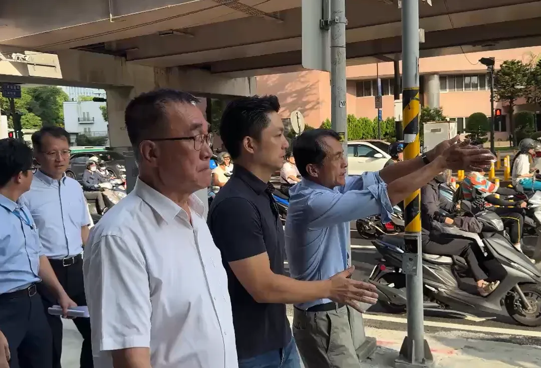 公館圓環填平後的最大考驗在於上班日的車流狀況,今(30)日是教師節連假後第一個上班日,台北市長蔣萬安、副市長李四川一早7時30分前往視察。。(圖/中天新聞)