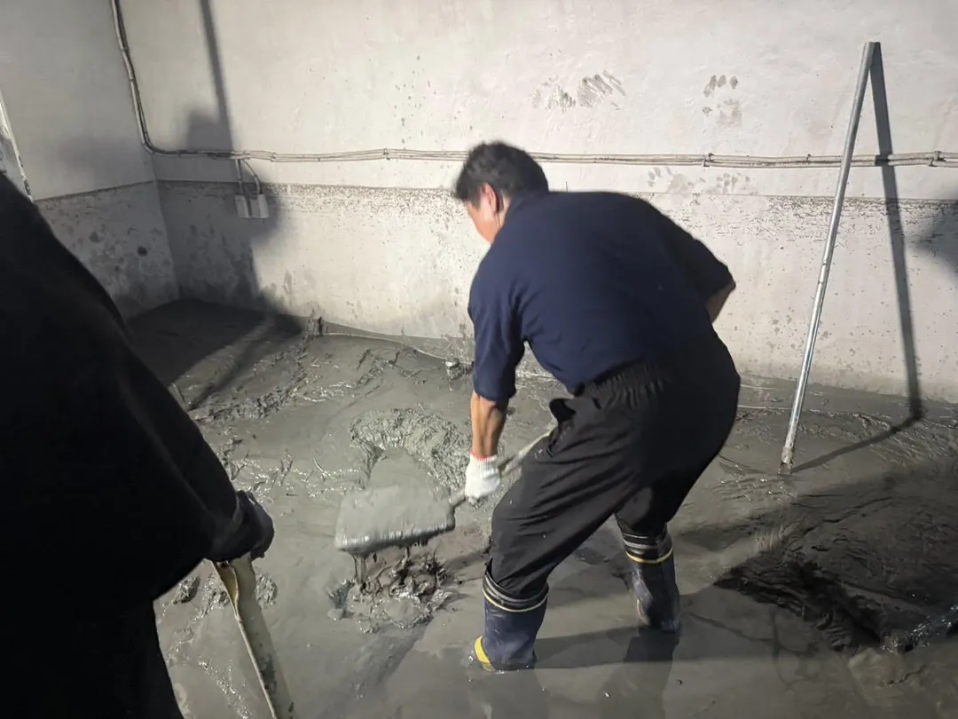 傅崐萁在志工要求下,親自幫忙清淤。(圖/截自傅崐萁臉書)