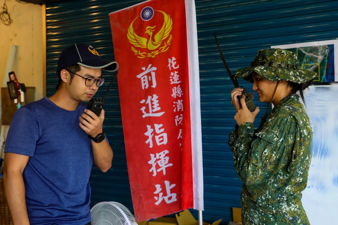 官兵透過全頻無線電維持軍民通訊。(圖/陸軍司令部)