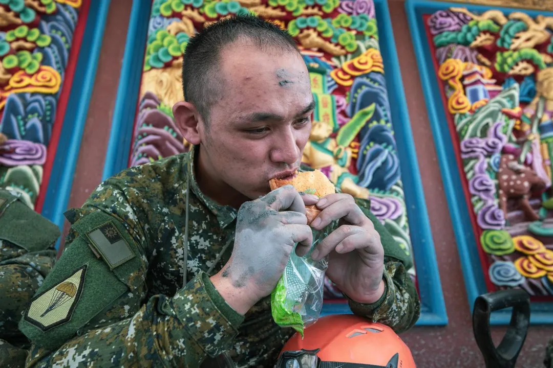 救災的特戰官兵抽空以麵包充飢。(圖/陸軍司令部)