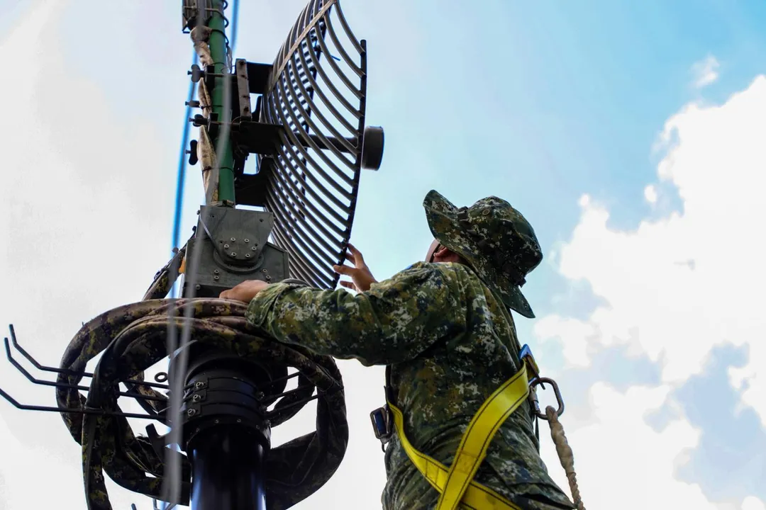 官兵調整數位微波車天線。(圖/陸軍司令部)