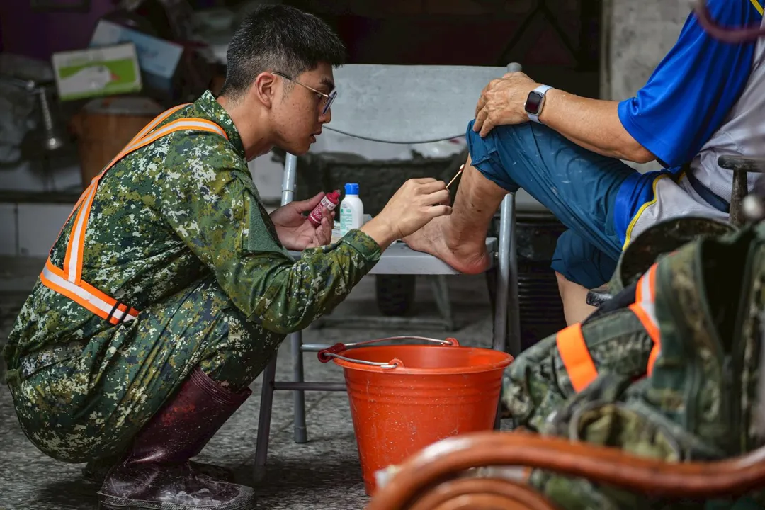 官兵提供民眾醫療服務。(圖/陸軍司令部)