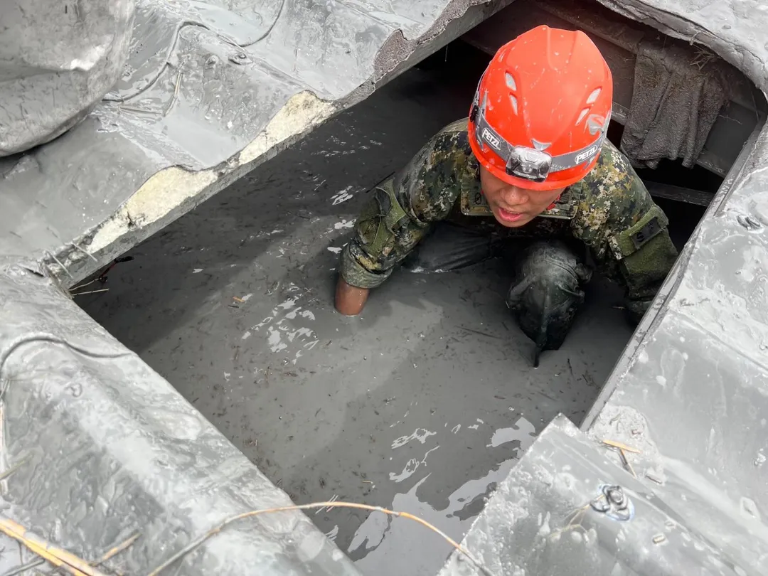 特戰官兵持續協助救災。(圖/陸軍司令部)