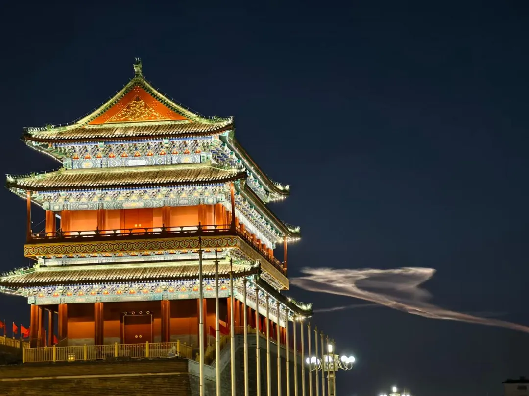 北京天空在29日傍晚出現罕見光帶。（圖／翻攝《北京日報》）