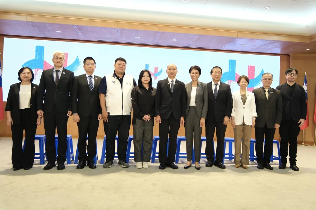 韓國瑜和許淑華等人一起合影留念。(圖/內政部提供)