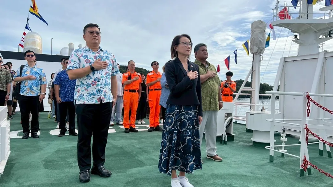 黎倩儀大使在台北號艦上主持聯合升旗典禮。(圖/海巡署)