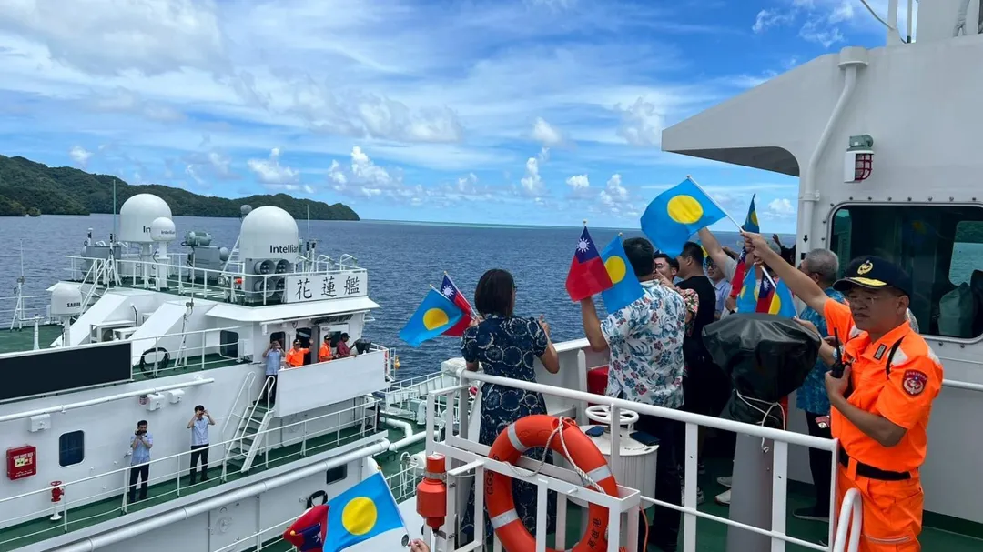 帛琉貴賓登上台北號艦上參訪。(圖/海巡署)