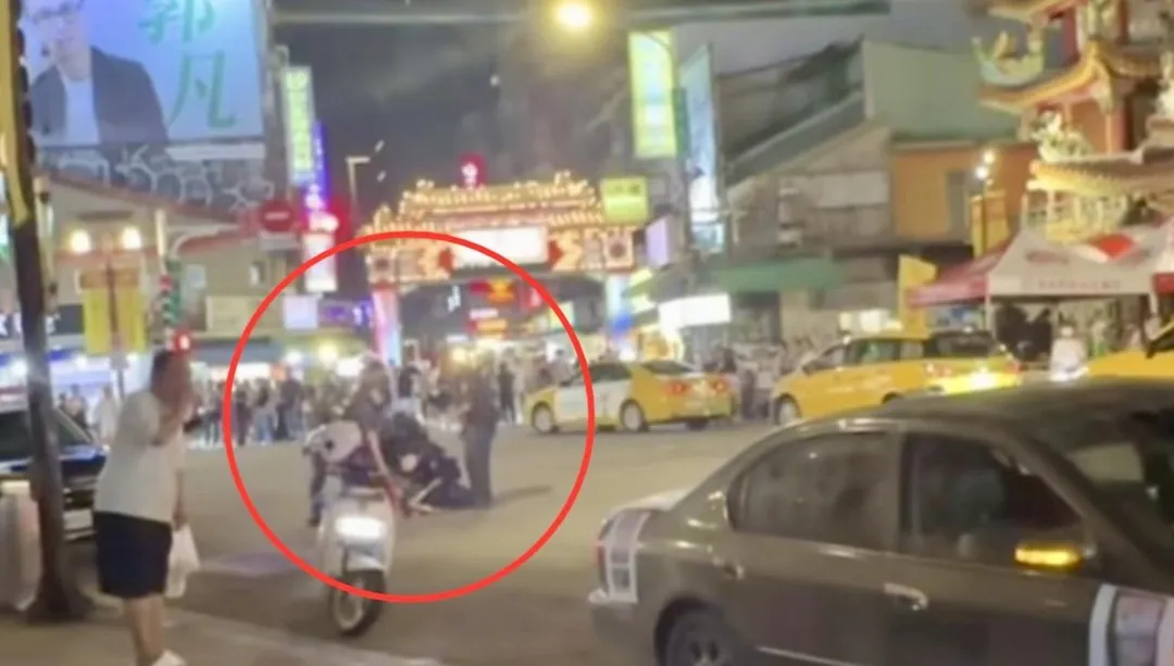 男子跳下車遭警方壓制管束。(圖/翻攝畫面)