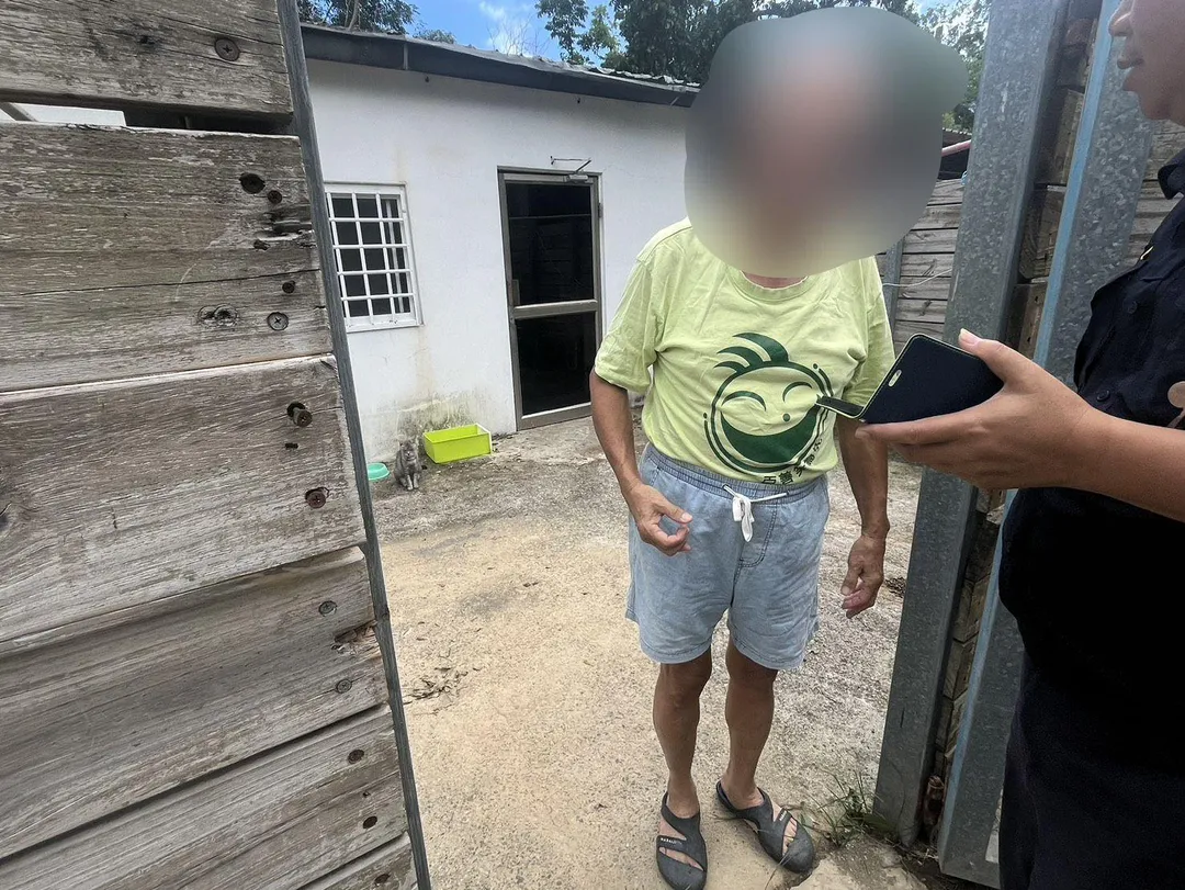 員警前往鄭姓男子住家查看，發現他好端端在家，是誤把住家附近黑繩看作眼鏡蛇，才引發友人報警烏龍。（圖/警方提供）