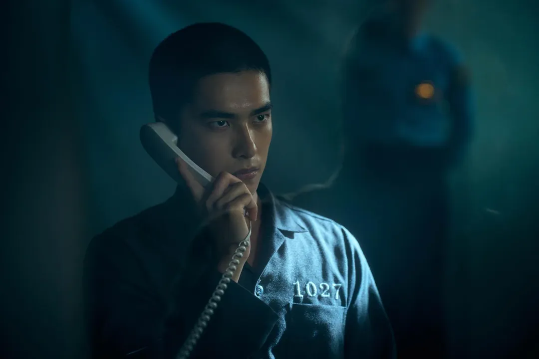 曾敬驊頂著寸頭眼神冷峻而神秘。(圖/Netflix 提供)