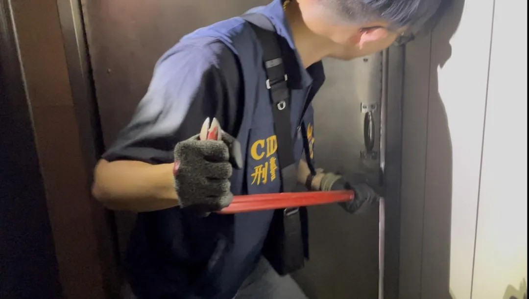 警方在行動中撬開旅館門房。（圖/警方提供）