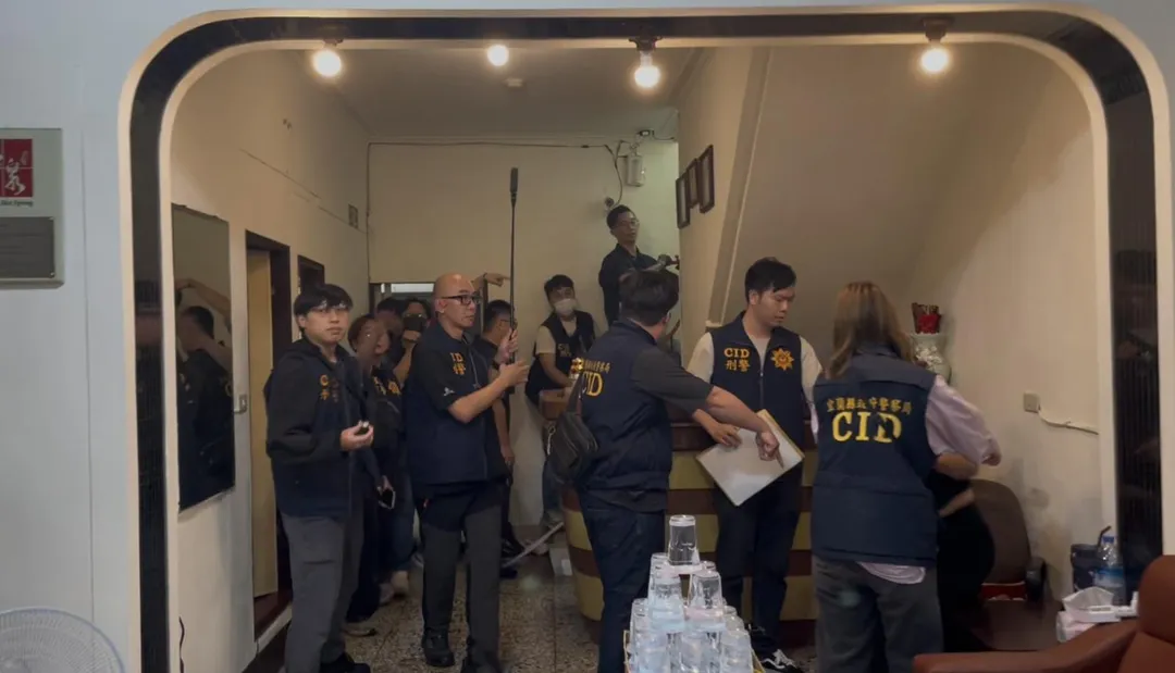 一名越南籍女子，她在不法仲介的引誘下，以正常工作的名義來台，卻被拘禁在宜蘭的旅館內，她透過網路向越南的朋友求助，引起宜蘭縣警察局關注。（圖/警方提供）