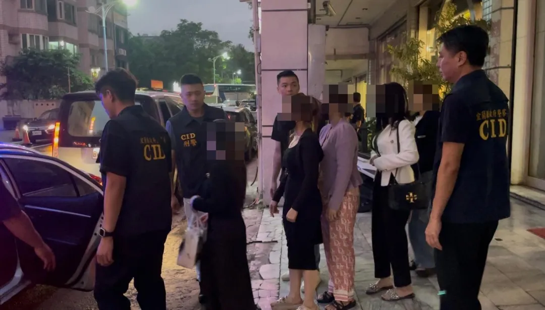 今年6月，宜蘭縣政府警察局針對當地兩家旅館展開了大規模的搜索行動，查獲11名外籍女子，多數為逾期居留或失聯的移工，並被不法業者安排從事性交易。（圖/警方提供）