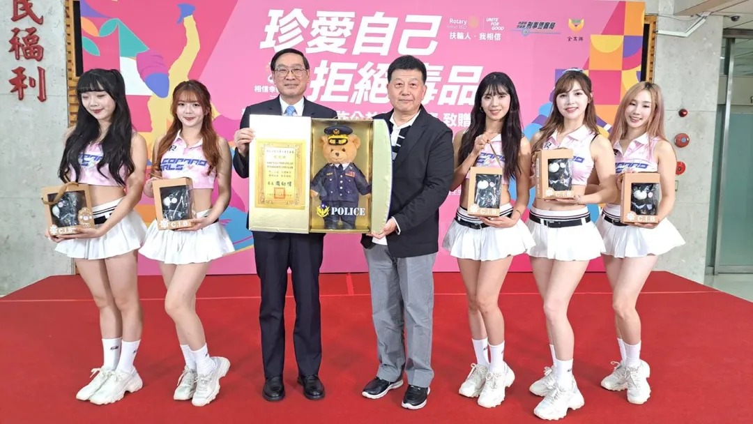 刑事局副局長林故廷代表致贈感謝狀予浪凡基金會董事長馬詠睿，感謝浪LIVE連四年投入反毒識詐公益。（圖／浪LIVE提供）