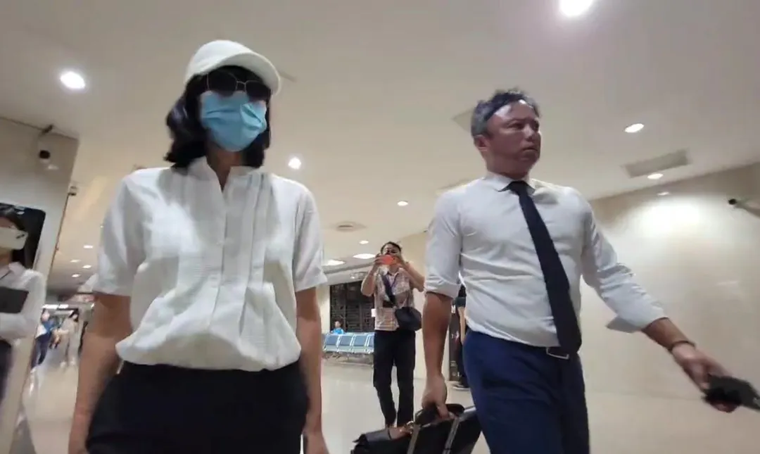 台北地院今首度開庭審理超思雞蛋案，超思負責人之女吳諭非，離開地院時，沒有任何回應。（圖／翻攝畫面）