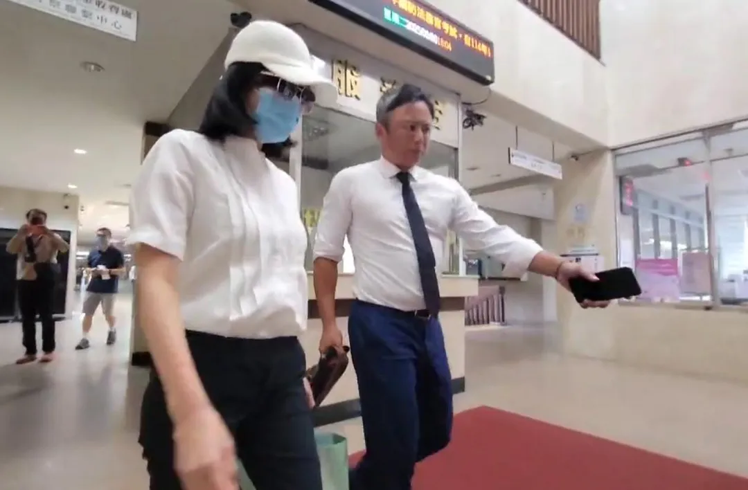 台北地院今日開庭審理超思雞蛋案，超思負責人秦語喬，其女吳諭非，及畜產會專員吳俊達出庭時，皆當庭否認犯罪。（圖／翻攝畫面）