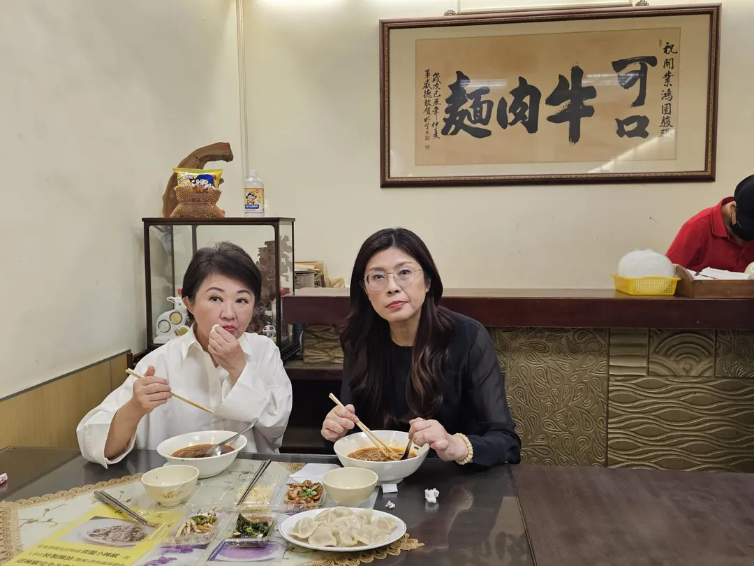 鄭麗文拜會盧秀燕,兩人大啖吃牛肉。(圖/讀者提供)