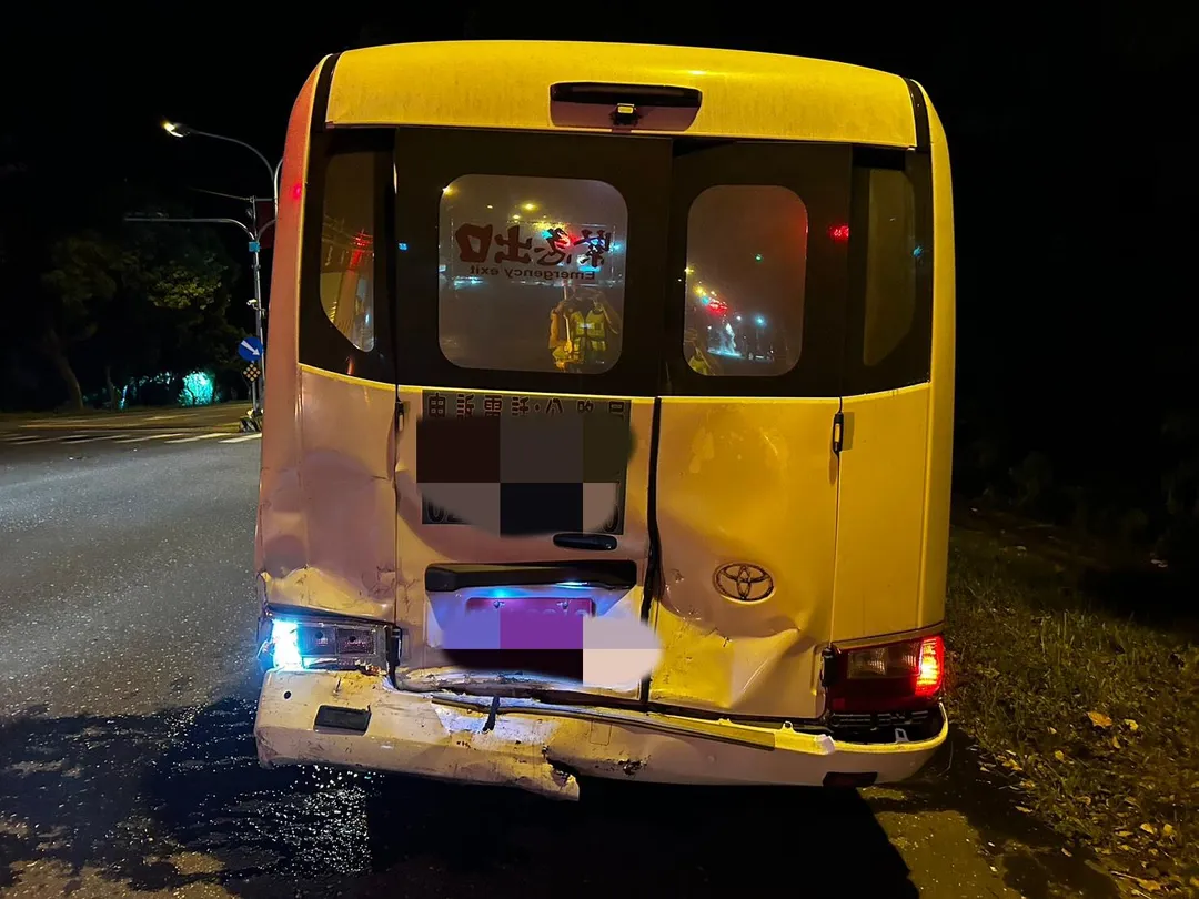 有20名乘客的車輛從花蓮災區結束救災工作後,停等紅燈時遭小客車追撞,釀6人受傷。(圖/翻攝畫面)