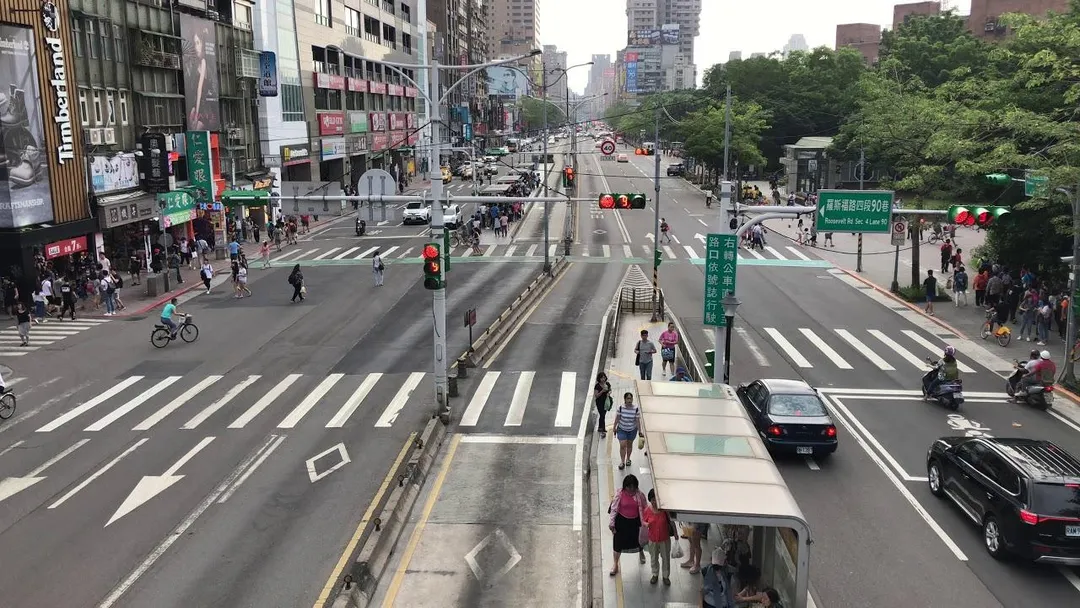 台北市政府耗時17天完成公館圓環工程，將原本預計65天的工期大幅縮短。然而，通車首日即傳出路面異狀，引發民眾對施工品質的疑慮。（資料圖／翻攝畫面）