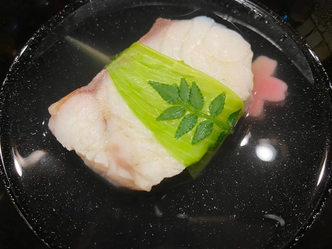 清酒蒸煮過九州石斑魚放入昆布、柴魚所煮的清湯,呈現山珍海味的對比。(圖/黃宏輝提供)