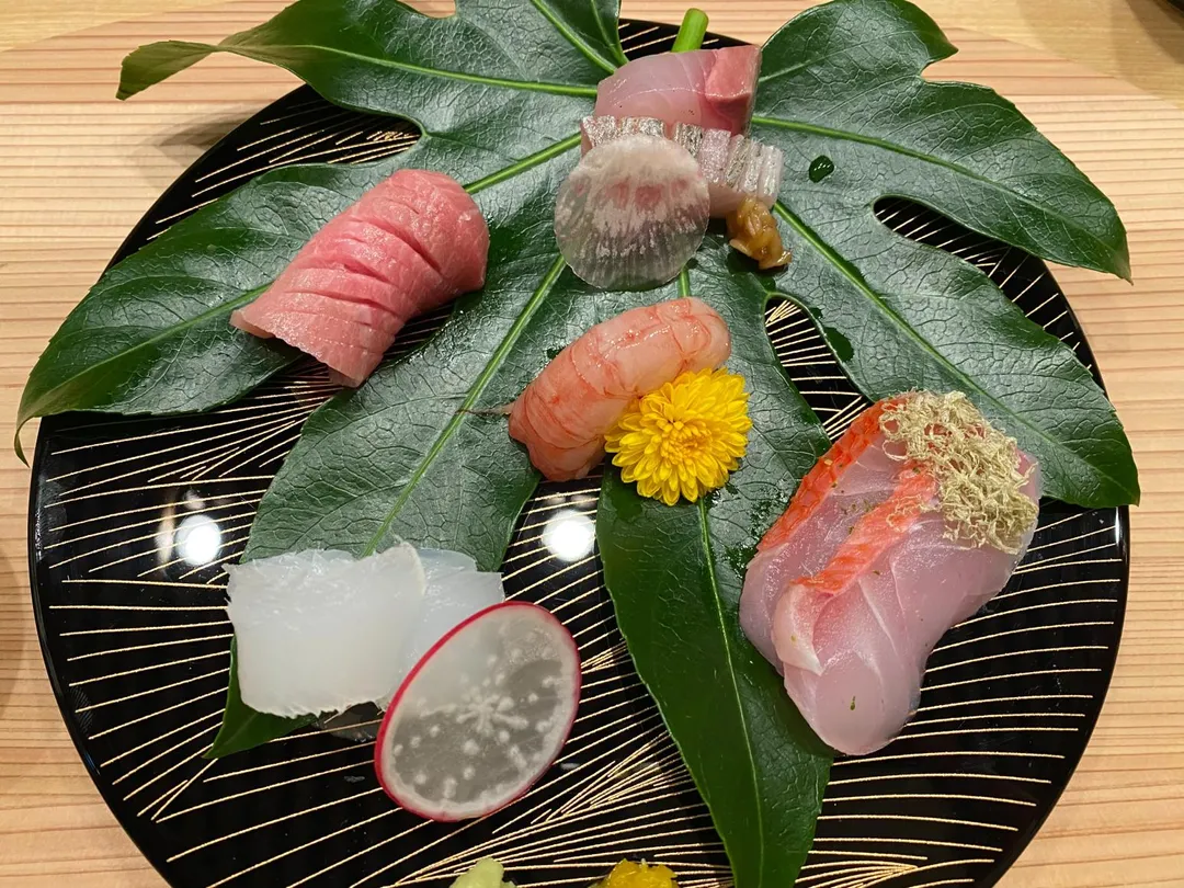 綜合生魚片含括台、日海鮮,再加入自製菊花醋增味。(圖/黃宏輝提供)