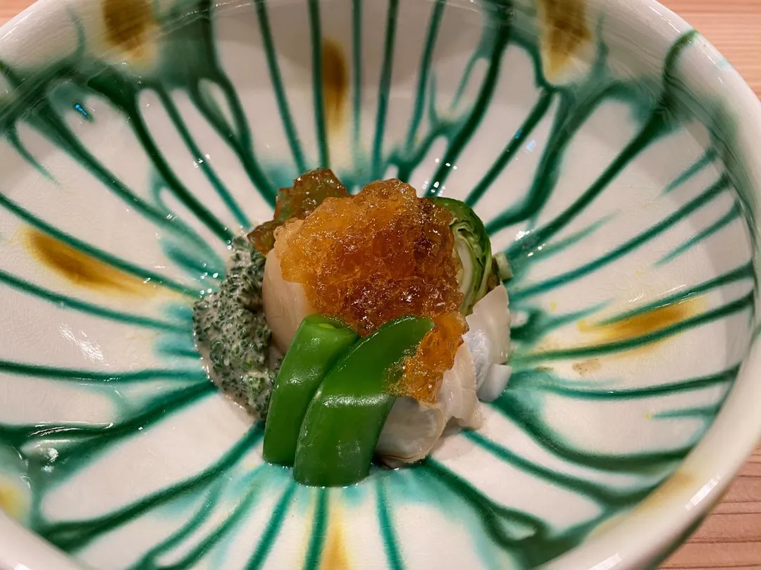 干貝醋凍使用芝麻油「潤滑」蔬菜清脆和干貝軟嫩口感。(圖/黃宏輝提供)