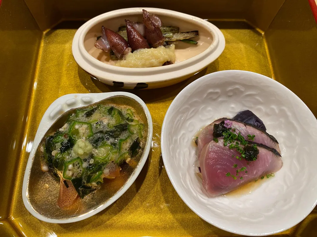 前菜使用日本九州軟絲、富山縣產螢光烏賊與煙仔鯱,同佐料一齊入口感受咀嚼趣味。(圖/黃宏輝提供)