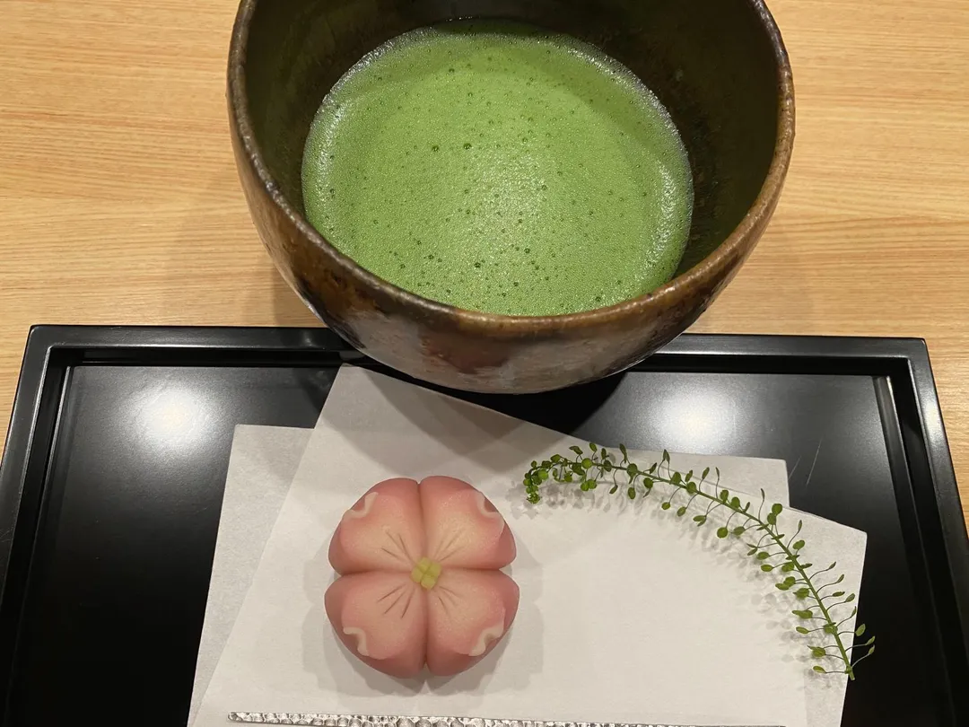 以「花水木」造型的櫻花餡和菓子,搭上現場調製京都宇治抹茶結束這場台日饗宴。(圖/黃宏輝提供)