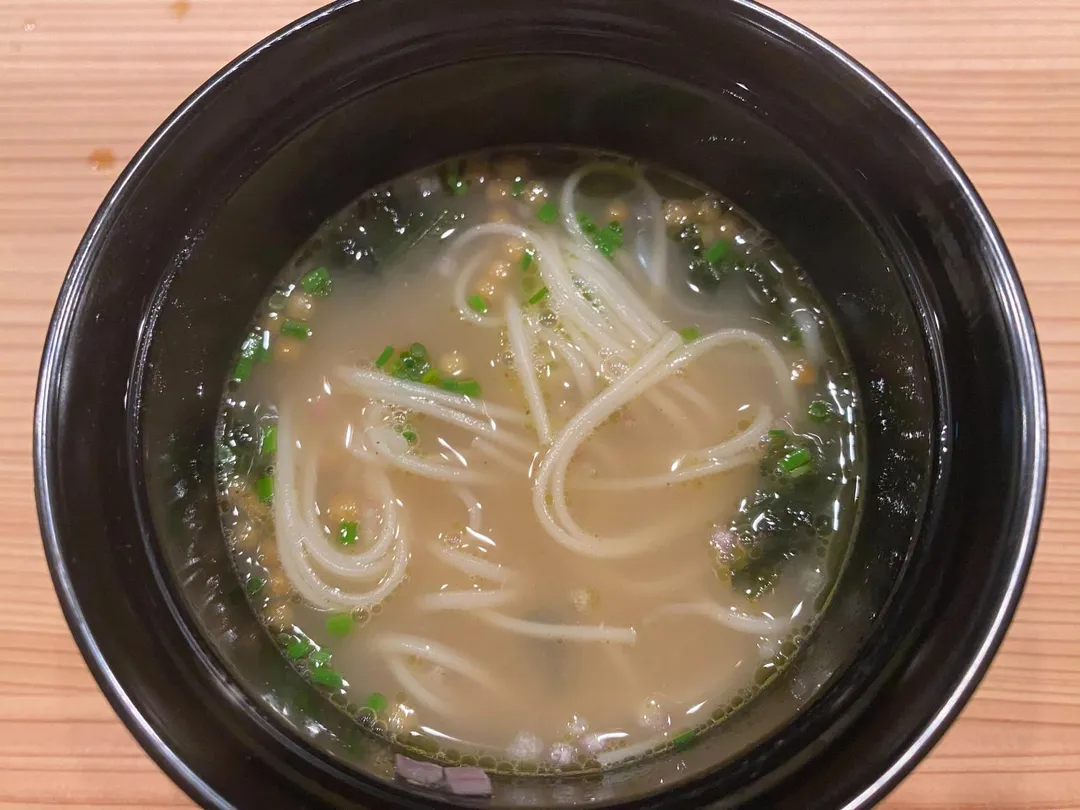 魚骨拉麵將烤過的鯛魚魚骨熬製湯頭,極細耐嚼的蕎麥拉麵似乎更勝他處料理。(圖/黃宏輝提供)
