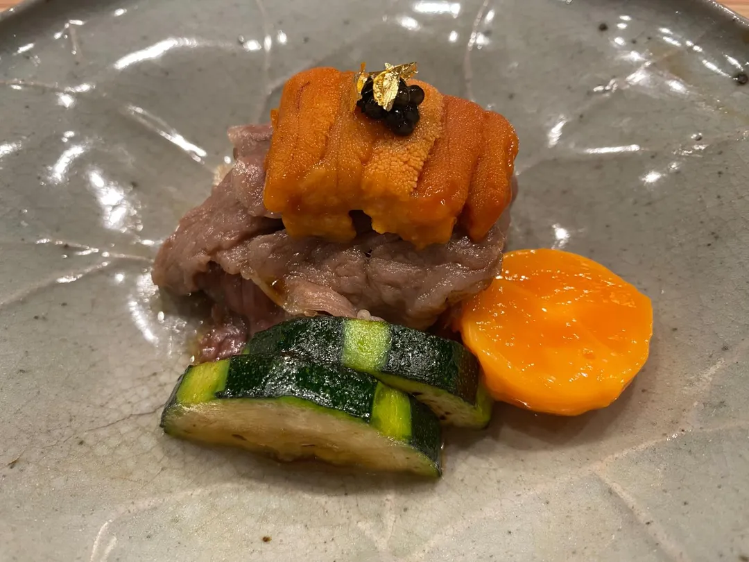 熊本A5和牛製作壽喜燒,佐以北海道赤海膽、西伯利亞魚子醬,每處細節充滿講究。(圖/黃宏輝提供)