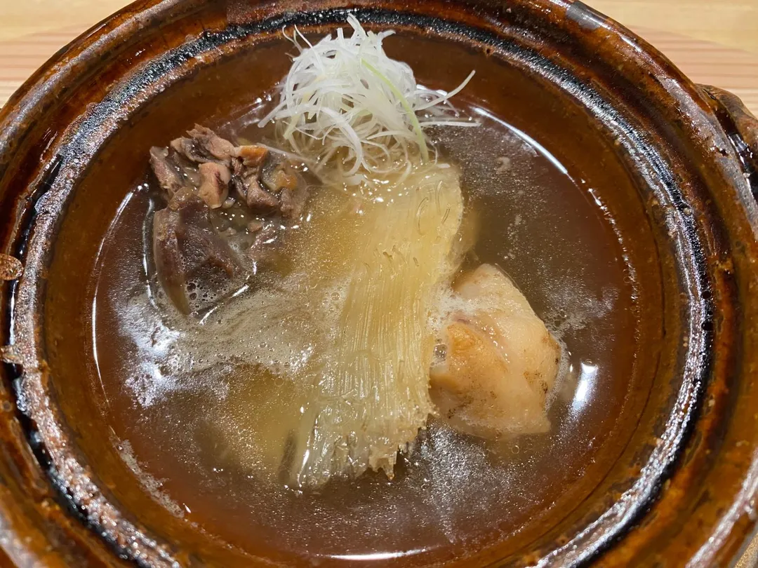 「楊貴妃鍋」來源自日本古代宮庭料理,湯頭滿是膠質以及高端食材的奢侈享受。(圖/黃宏輝提供)