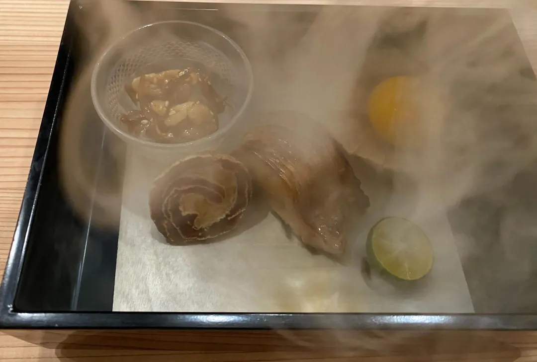 AJIMI割烹味美使用橄欖木煙燻,其草皮、果皮之味帶出幽庵燒柚子皮香氣。(圖/黃宏輝提供)