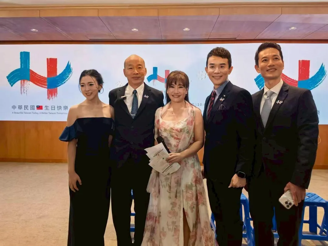 韓國瑜昨和國慶活動主持人合影。(圖取自白喬茵臉書)