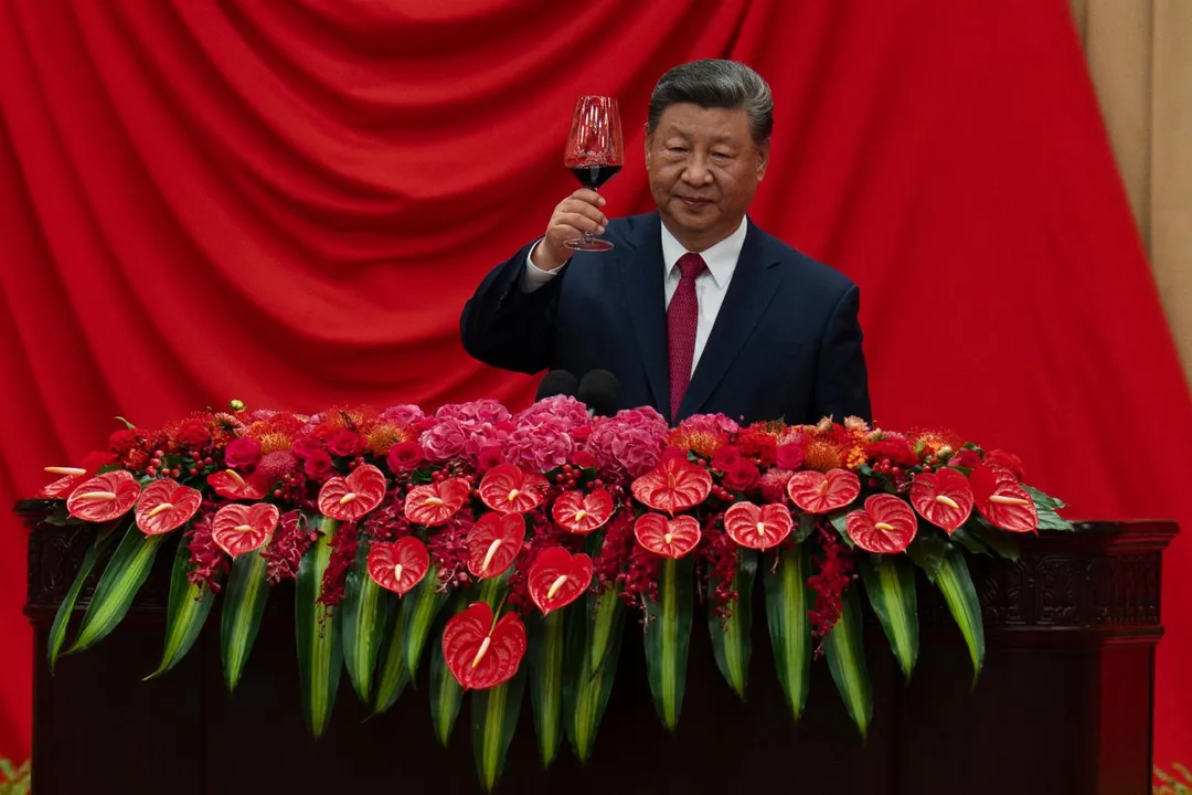 大陸國家主席習近平9月30日在國慶招待會發表講話後舉杯慶祝。 (圖/美聯社)