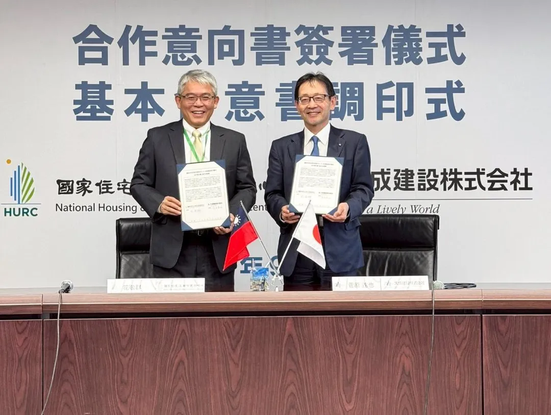 國家住都中心董事長花敬群(左)與大成建設國際事業本部長菅原達也(右)簽署合作意向書。(圖/國家住都中心提供)