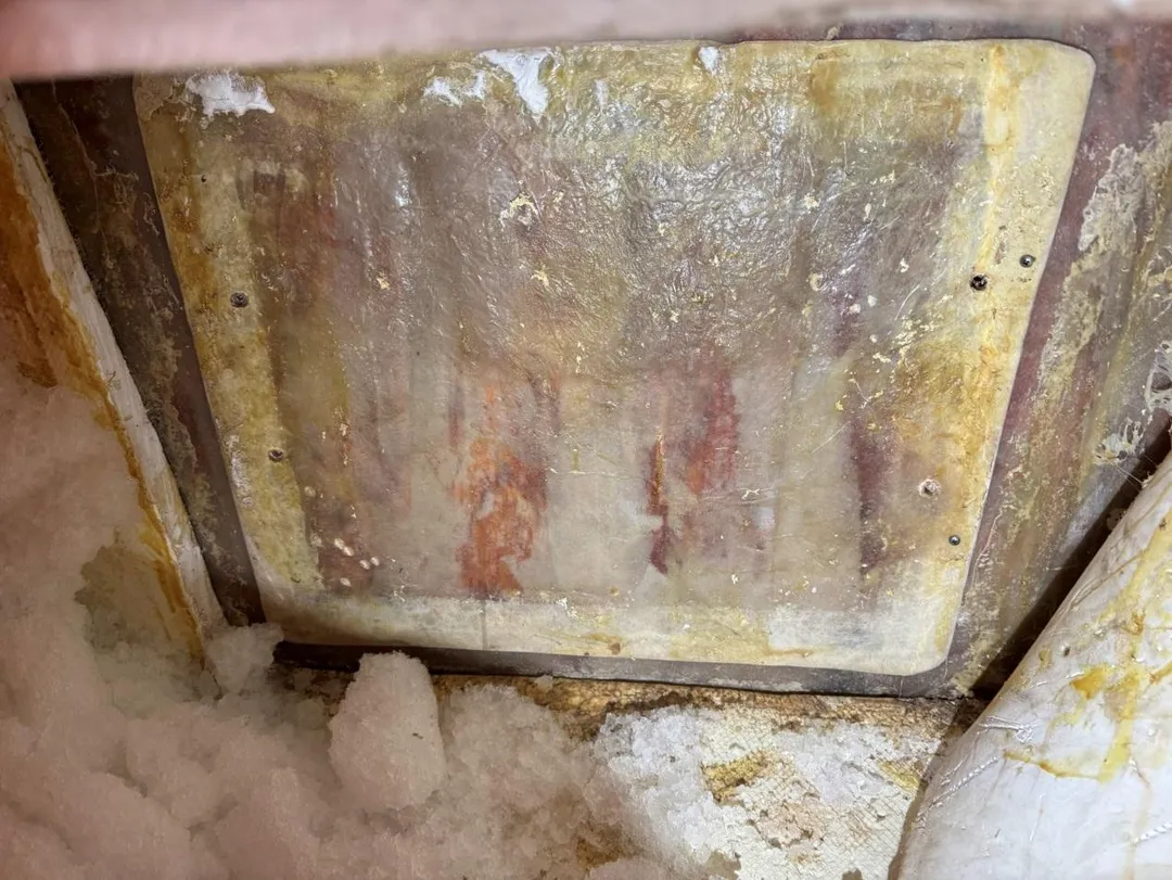 海巡人員在「金達發號」漁船後艙發現以碎冰遮掩的密艙。（圖／警方提供）