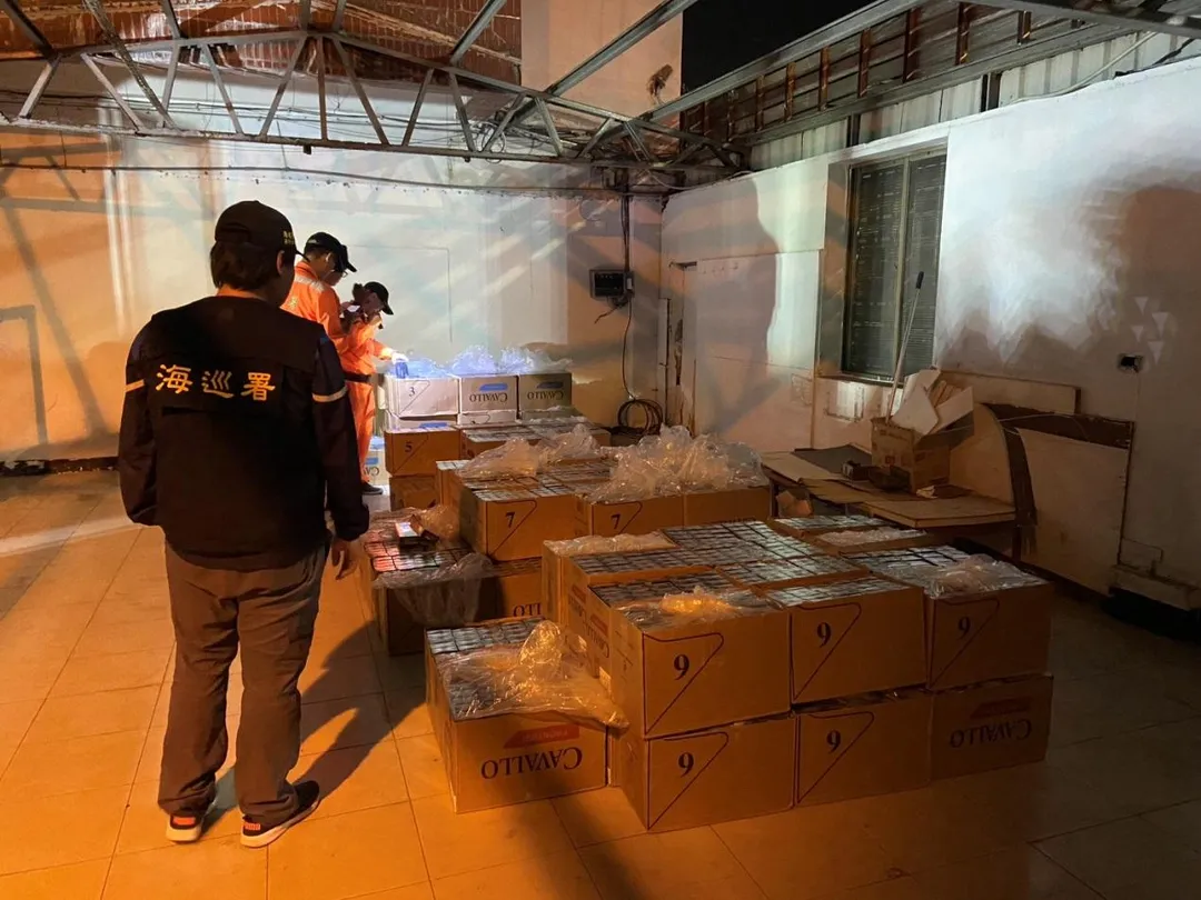 海巡人員在「金達發號」漁船後艙發現以碎冰遮掩的密艙。（圖／警方提供）