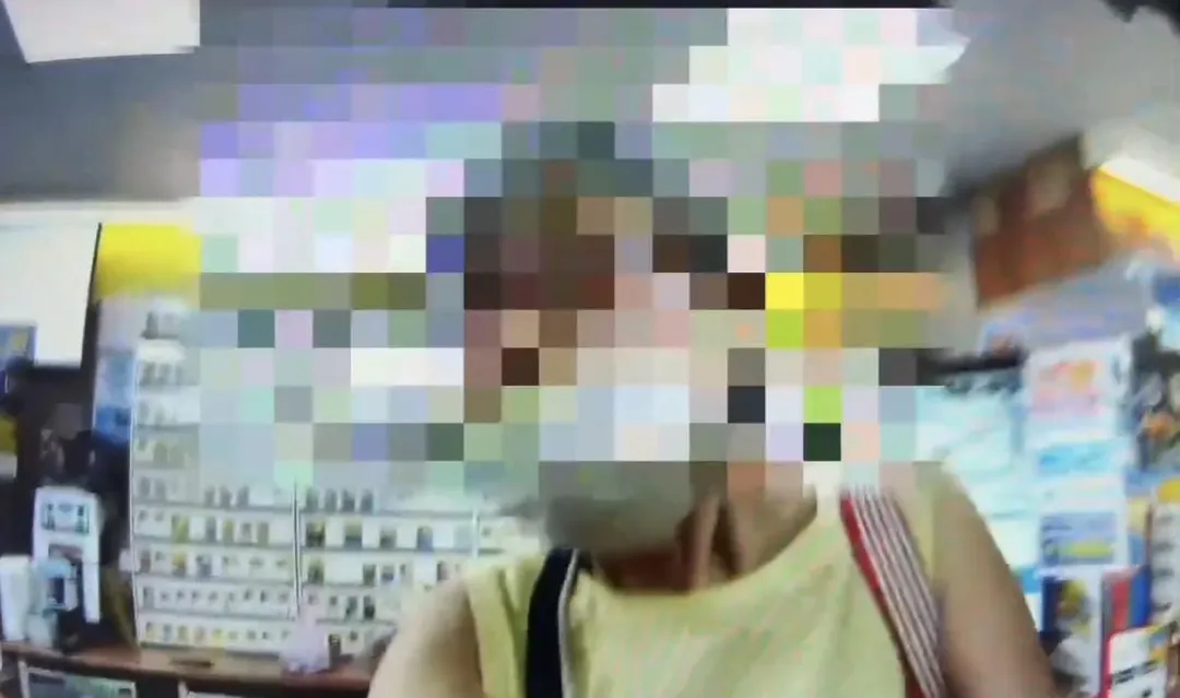 曾婦在超商內否認通緝喊救命。（圖／翻攝畫面）