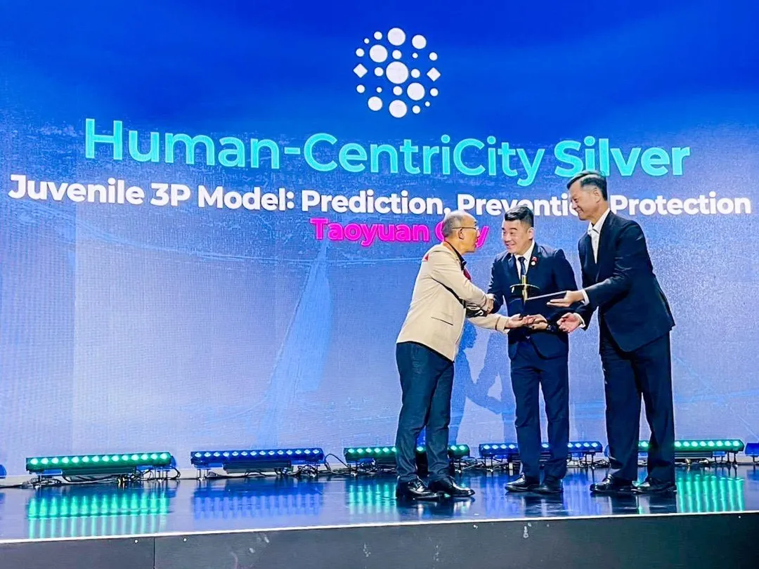 桃園市副秘書長金志聿(中)於首爾智慧城市大獎(Seoul Smart City Prize 2025)頒獎典禮上台領獎。(桃園市政府提供)